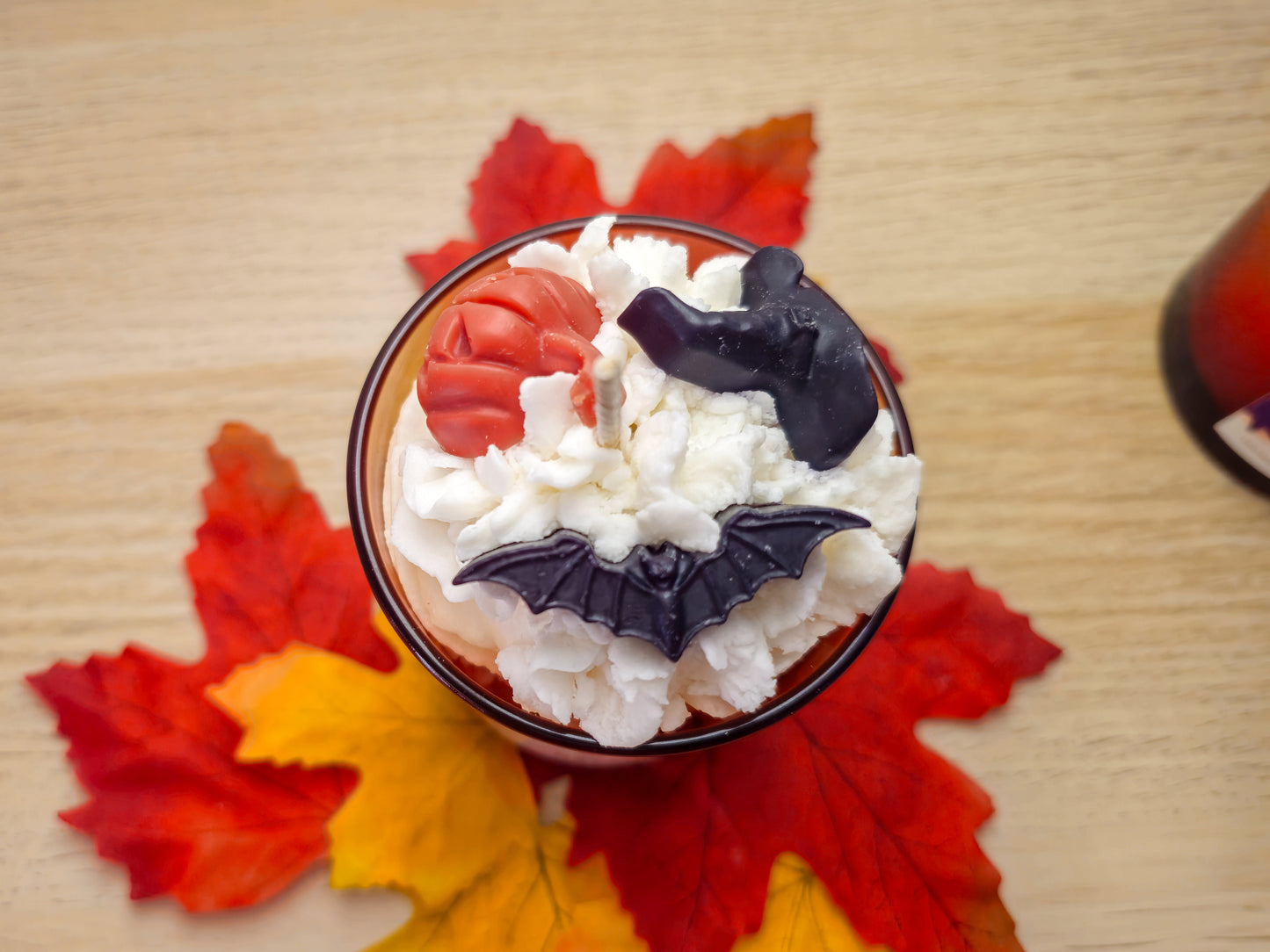 Bougie parfumée artisanale en verre ambré à la cire de coco – parfum muscade et cannelle, mèche en coton, édition classique ou Halloween décorée