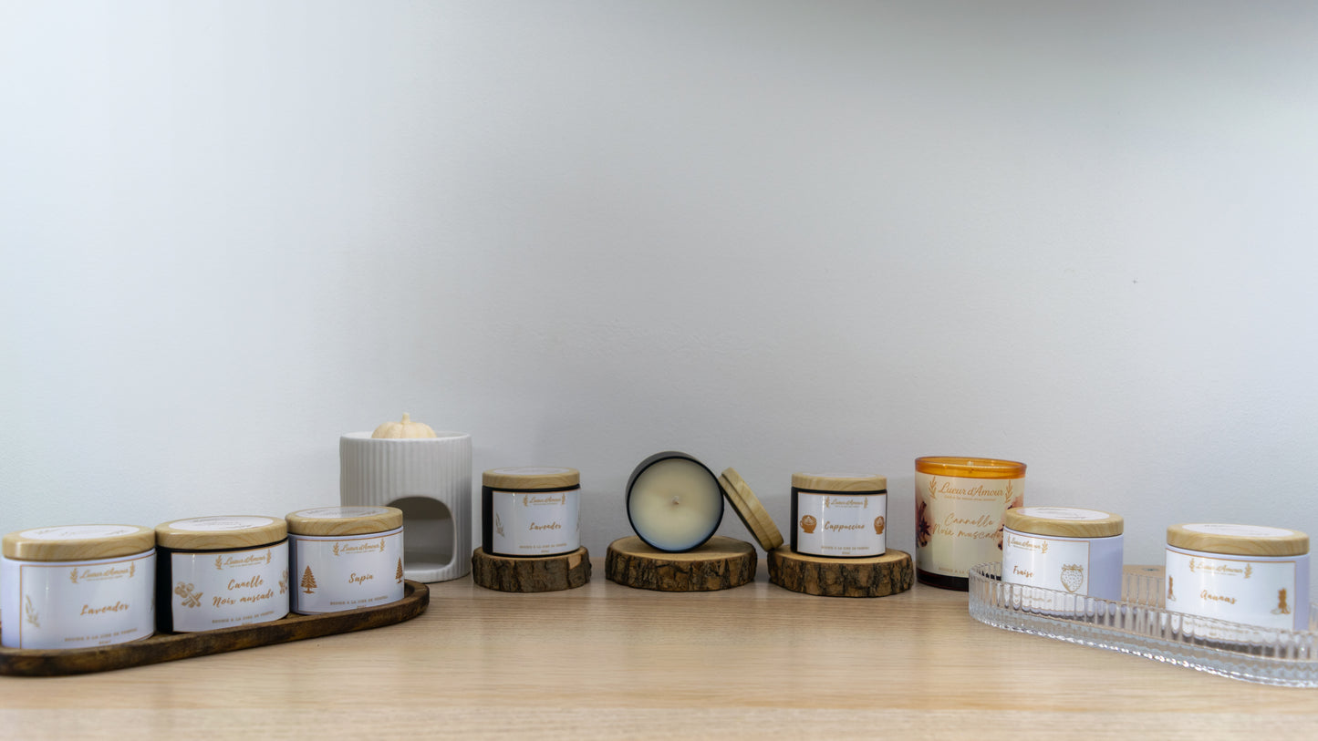 Bougie parfumée artisanale à la cire végétale, sans CMR, mèche en coton – en boîte métal (blanche ou noire) avec couvercle bambou, 80ml – Parfums naturels au choix