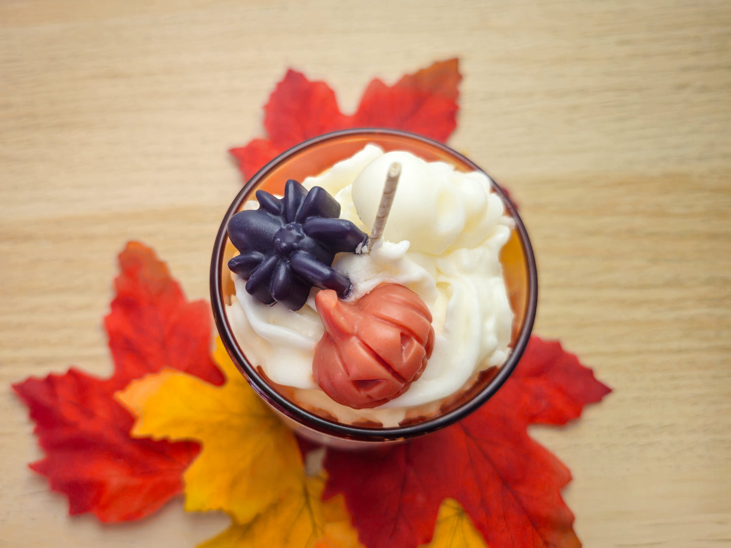 Bougie parfumée artisanale en verre ambré à la cire de coco – parfum muscade et cannelle, mèche en coton, édition classique ou Halloween décorée