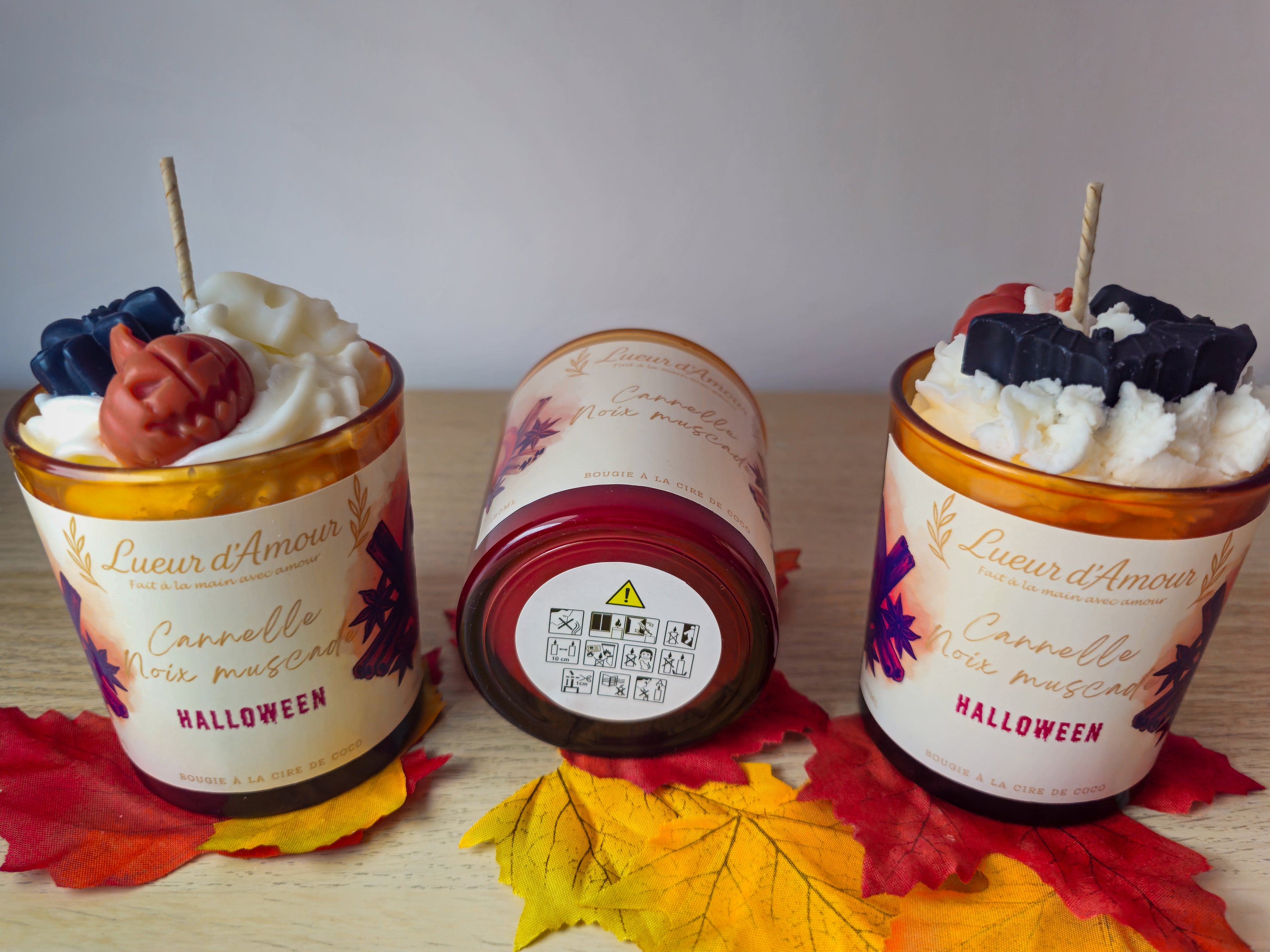 Bougie parfumée artisanale en verre ambré à la cire de coco – parfum muscade et cannelle, mèche en coton, édition classique ou Halloween décorée