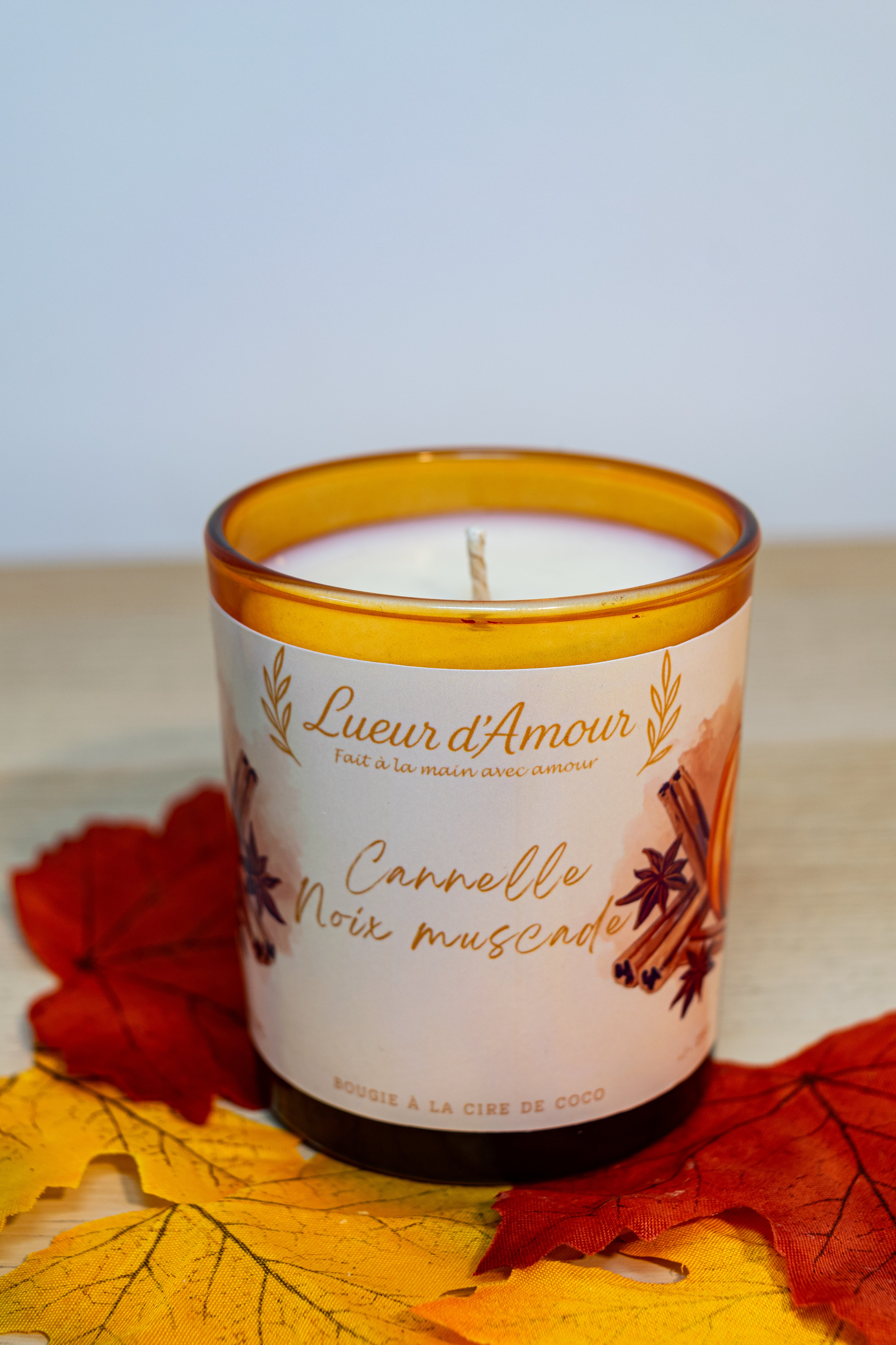 Bougie parfumée artisanale en verre ambré à la cire de coco – parfum muscade et cannelle, mèche en coton, édition classique ou Halloween décorée